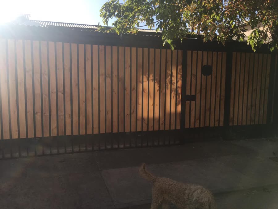 Portón de fierro y madera instalado en Peñalolén